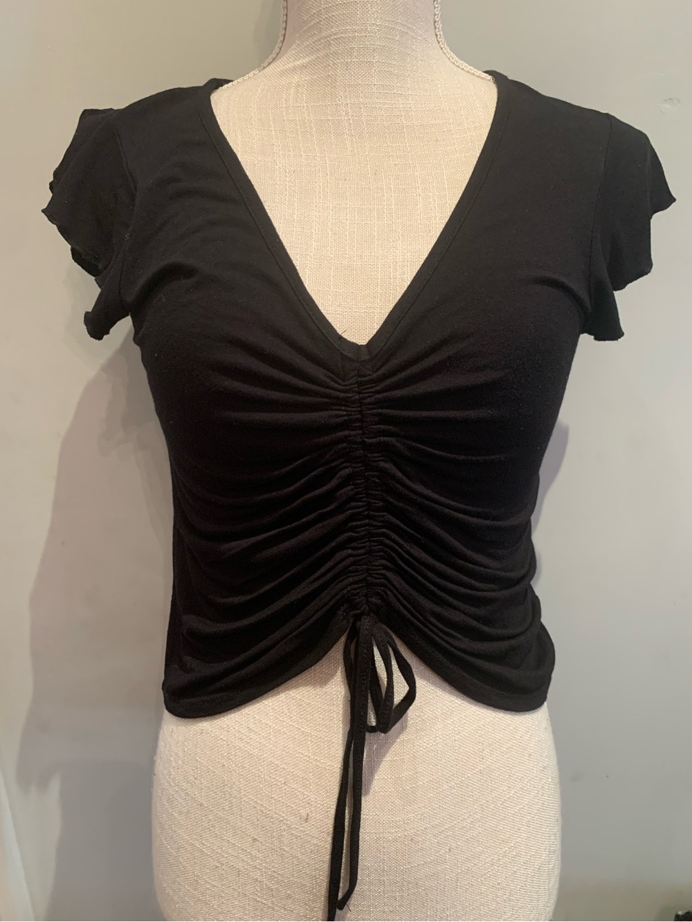 🌹OLIVIA RAE🌹V-NECK, RUFFLE SLEEVES, CROP TOP.